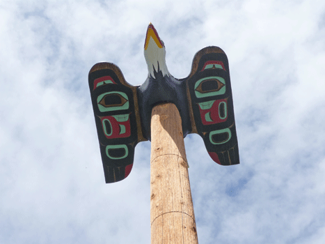 Figure head at top of totem pole at Saxman Totem park