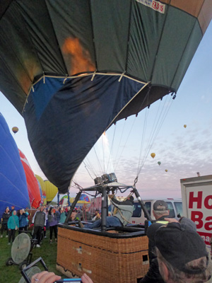 Upright balloon
