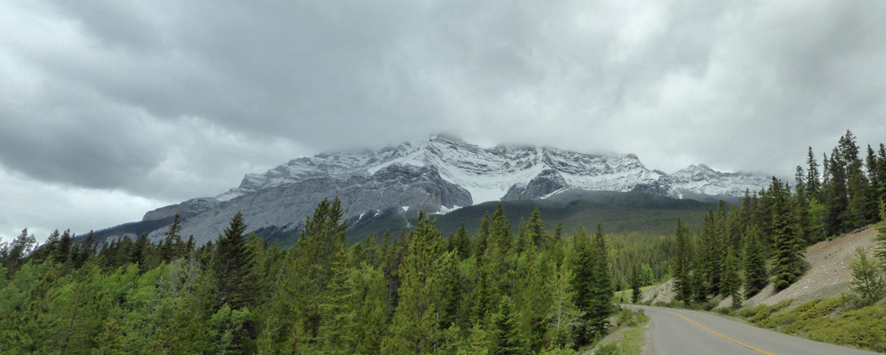 Lake Minnewanka Road view