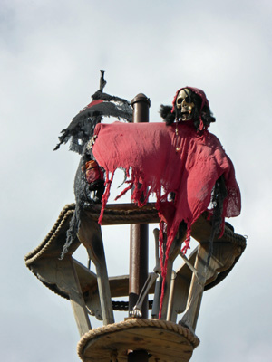 Pirate skeleton in crows nest