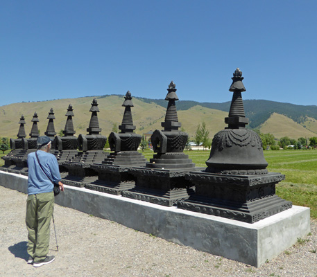 Entry stupas Garden of 1000 Buddhas
