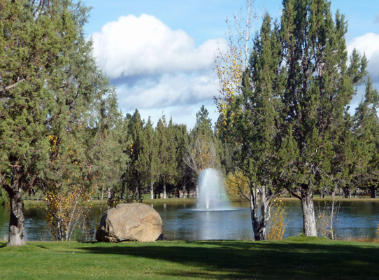 Bend-Sister Garden RV Resort fountain